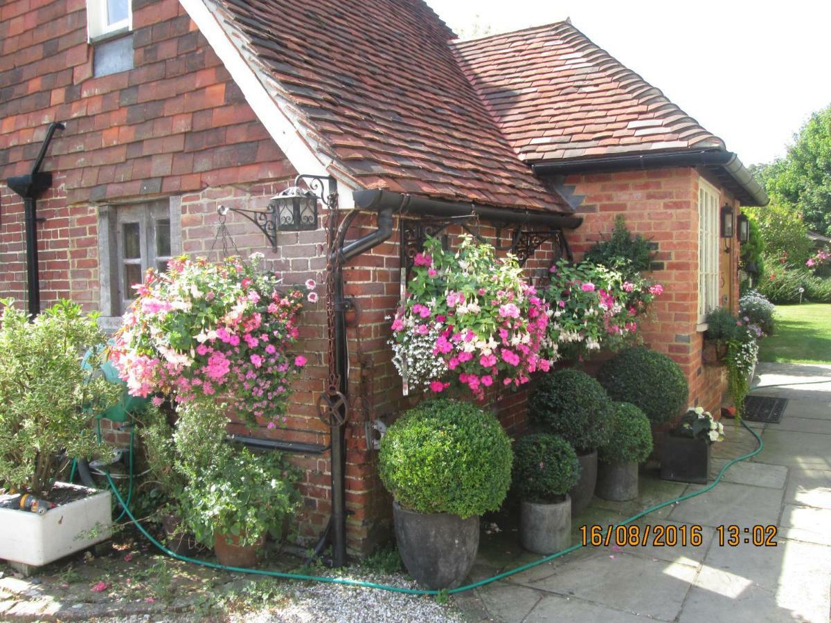 Clayton Wickham Farmhouse Hurstpierpoint Экстерьер фото